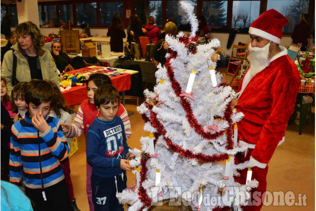 Prarostino i bambini addobbano l&#039;albero di Natale