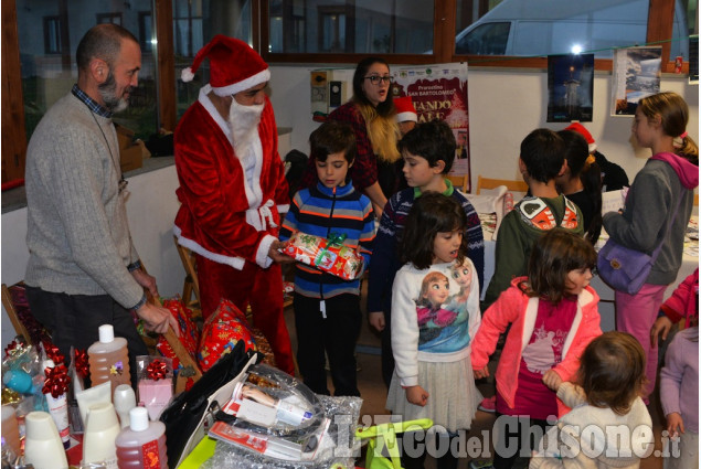 Prarostino i bambini addobbano l&#039;albero di Natale