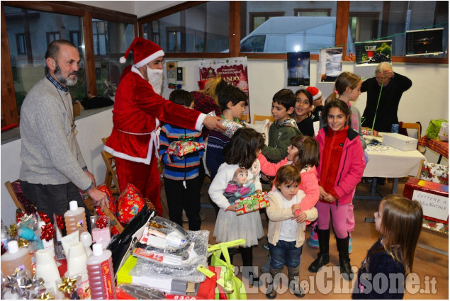 Prarostino i bambini addobbano l&#039;albero di Natale