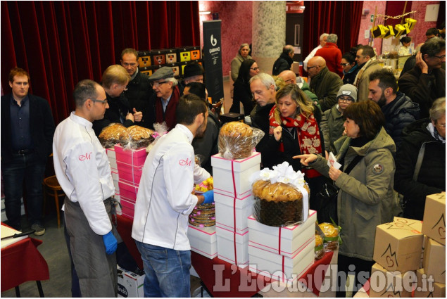 Pinerolo: Panettone in vetrina