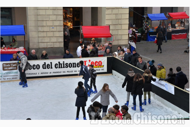 Pinerolo : pattinaggio nel centro storico