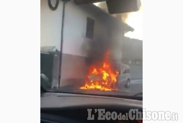 Luserna, auto in fiamme