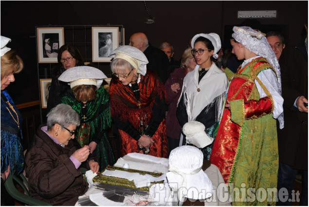 Pinerolo :  Mostra Abiti e Costumi nelle Valli Valdesi