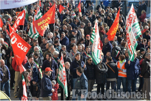 Pinerolo, alla manifestazione per dire &quot;Io sto con gli operai&quot;