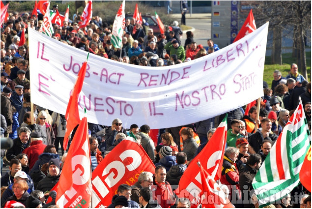 Pinerolo, alla manifestazione per dire &quot;Io sto con gli operai&quot;