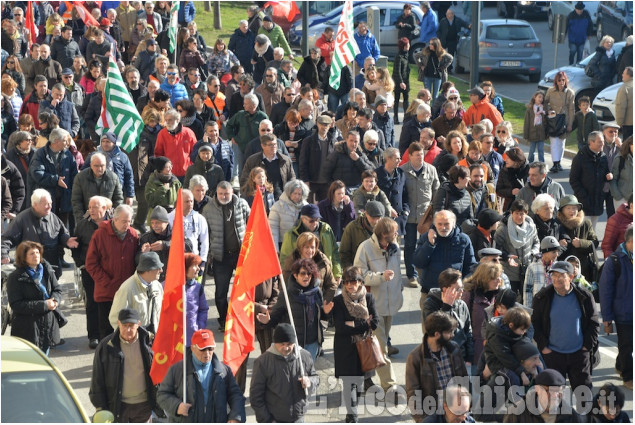 Pinerolo, alla manifestazione per dire &quot;Io sto con gli operai&quot;