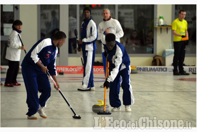 Curling, la squadra di migranti africani a Pinerolo