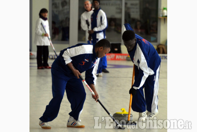 Curling, la squadra di migranti africani a Pinerolo