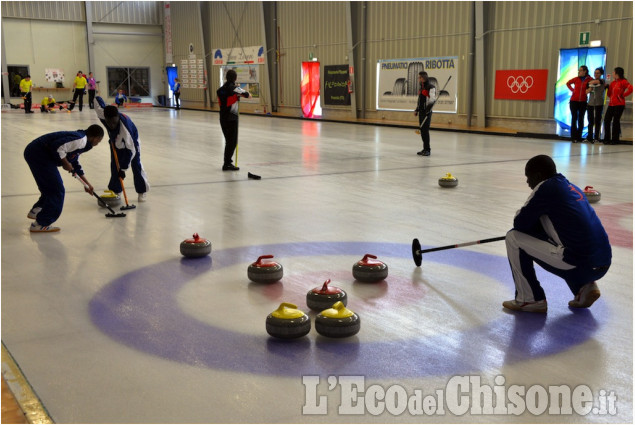 Curling, la squadra di migranti africani a Pinerolo