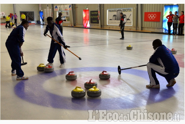 Curling, la squadra di migranti africani a Pinerolo