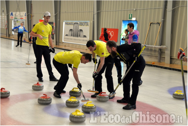 Curling, la squadra di migranti africani a Pinerolo