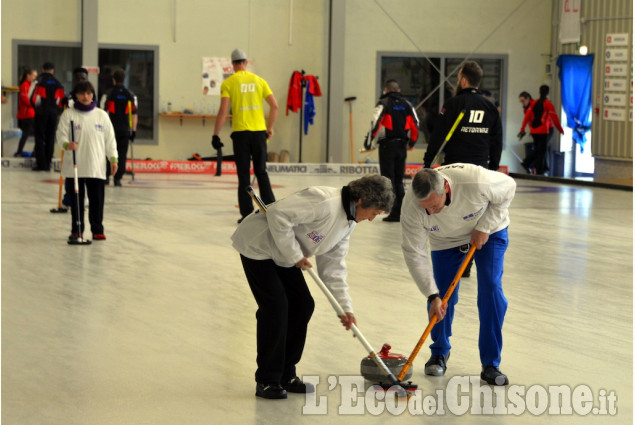 Curling, la squadra di migranti africani a Pinerolo