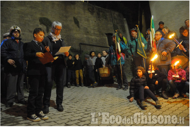 A Pomaretto la fiaccolata di valle per il 25 aprile: partecipazione a ogni età