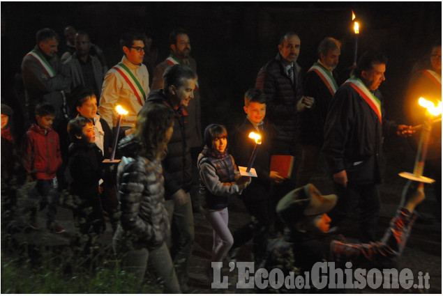 A Pomaretto la fiaccolata di valle per il 25 aprile: partecipazione a ogni età