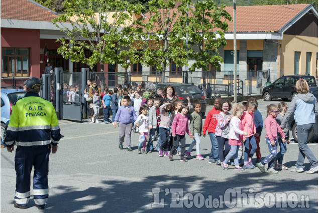 Simulato un incendio: prova di evacuazione alle scuole di Pinasca