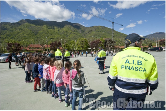 Simulato un incendio: prova di evacuazione alle scuole di Pinasca