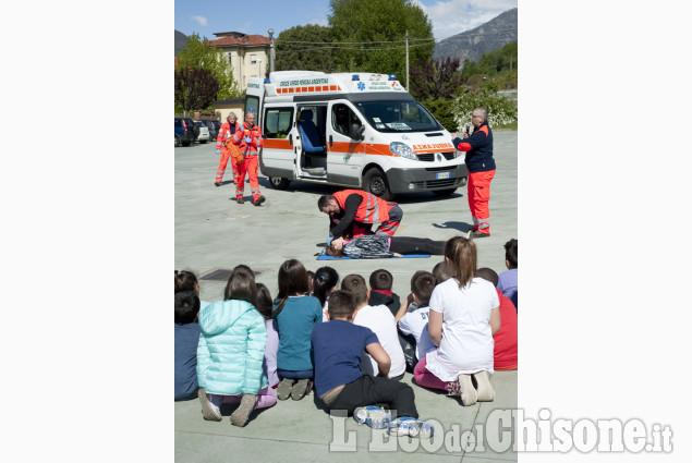 Simulato un incendio: prova di evacuazione alle scuole di Pinasca