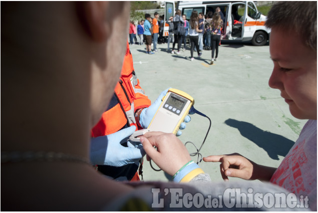 Simulato un incendio: prova di evacuazione alle scuole di Pinasca