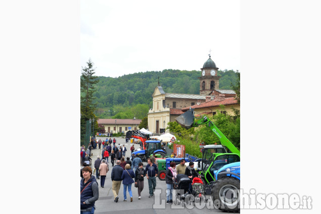 Bancarelle e giochi di piazza per la fiera di primavera del 25 Aprile a S. Pietro