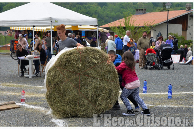 Bancarelle e giochi di piazza per la fiera di primavera del 25 Aprile a S. Pietro