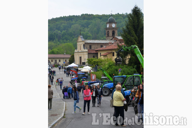 Bancarelle e giochi di piazza per la fiera di primavera del 25 Aprile a S. Pietro