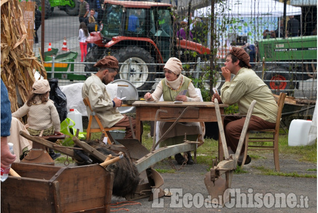 Bancarelle e giochi di piazza per la fiera di primavera del 25 Aprile a S. Pietro