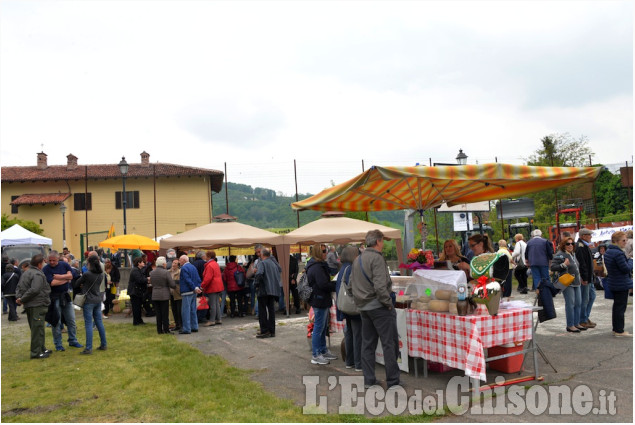 Bancarelle e giochi di piazza per la fiera di primavera del 25 Aprile a S. Pietro