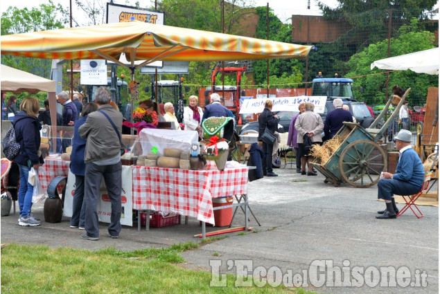 Bancarelle e giochi di piazza per la fiera di primavera del 25 Aprile a S. Pietro