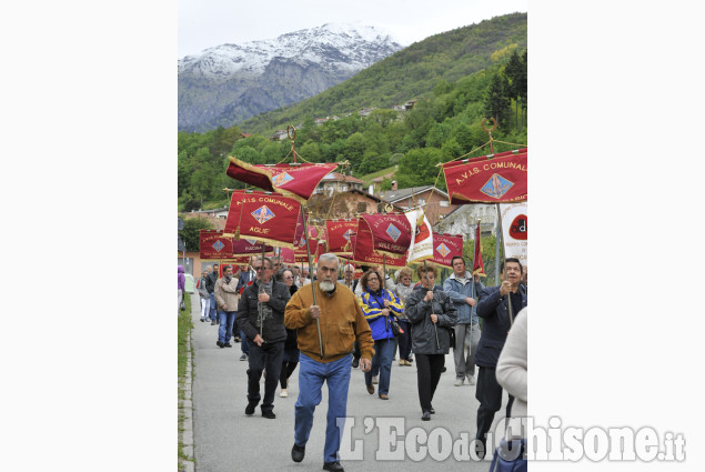 Pinasca: il corteo per i 50 anni dell&#039;Avis comunale