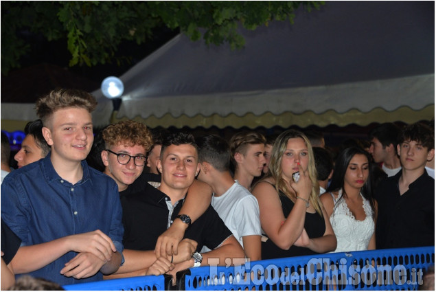 Studenti in festa in piscina e miss Liceo