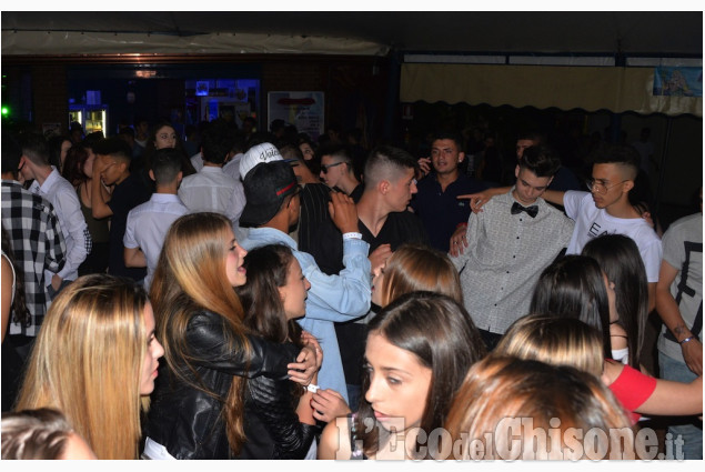 Studenti in festa in piscina e miss Liceo