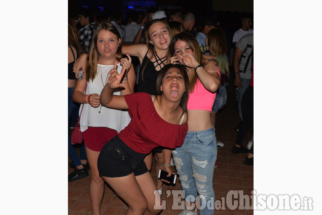 Studenti in festa in piscina e miss Liceo
