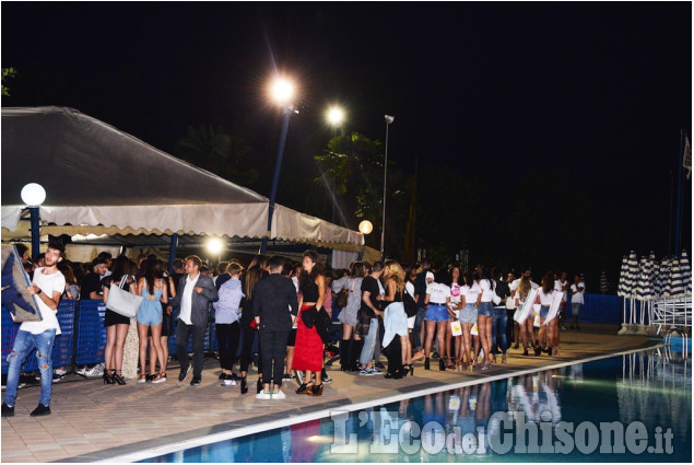 Studenti in festa in piscina e miss Liceo