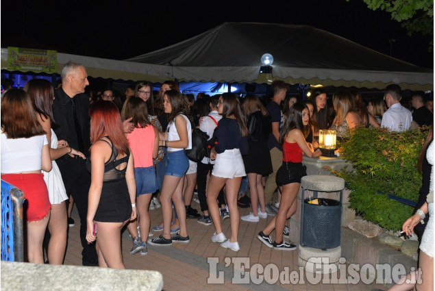 Studenti in festa in piscina e miss Liceo