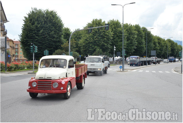 Pinerolo raduno in piazza camion storici