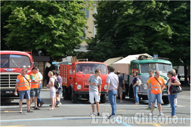 Pinerolo raduno in piazza camion storici