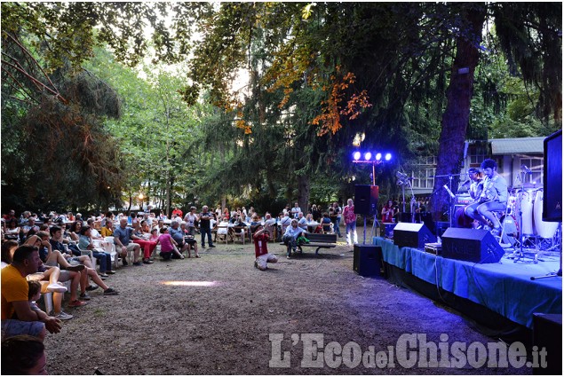 Perosa Argentina: le canzoni dei nomadi e il barbecue nel parco