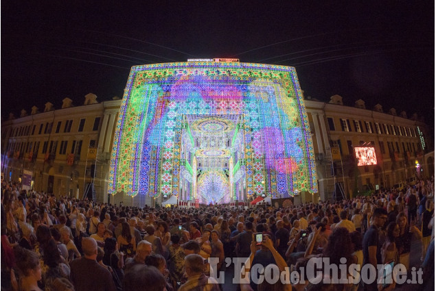 L&#039;illuminata di Cuneo: 318mila lampadine, una gioia per gli occhi