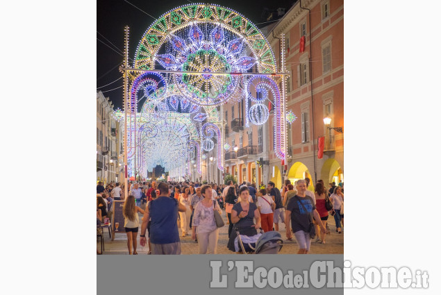 L&#039;illuminata di Cuneo: 318mila lampadine, una gioia per gli occhi