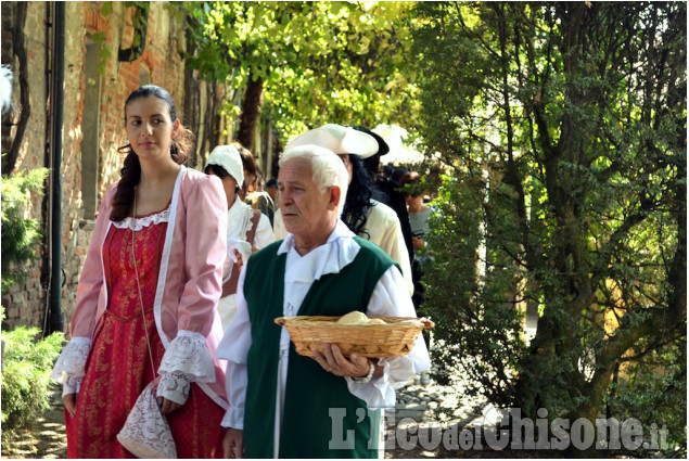 Il Castello di Nichelino si apre per la sfilata in costume del Conte Occelli