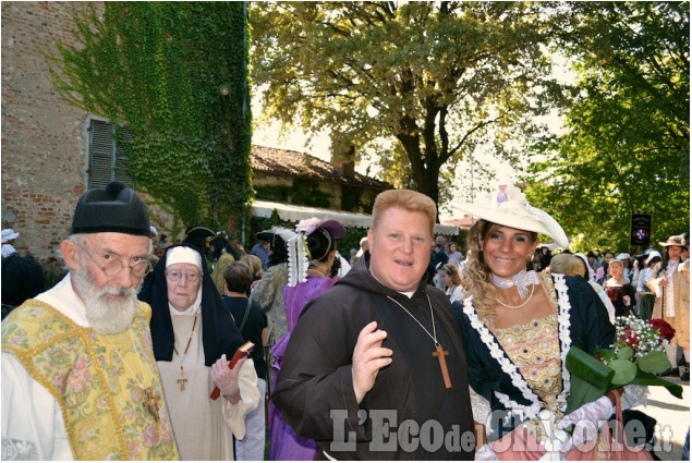 Il Castello di Nichelino si apre per la sfilata in costume del Conte Occelli