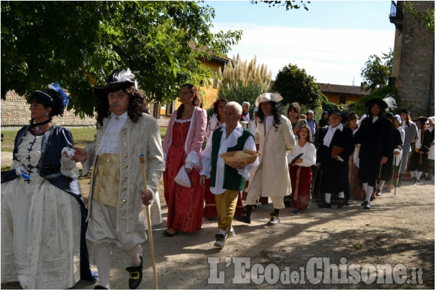 Il Castello di Nichelino si apre per la sfilata in costume del Conte Occelli