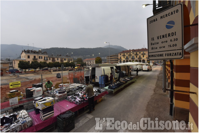 Mercato di Luserna tra ruspe e furgoni