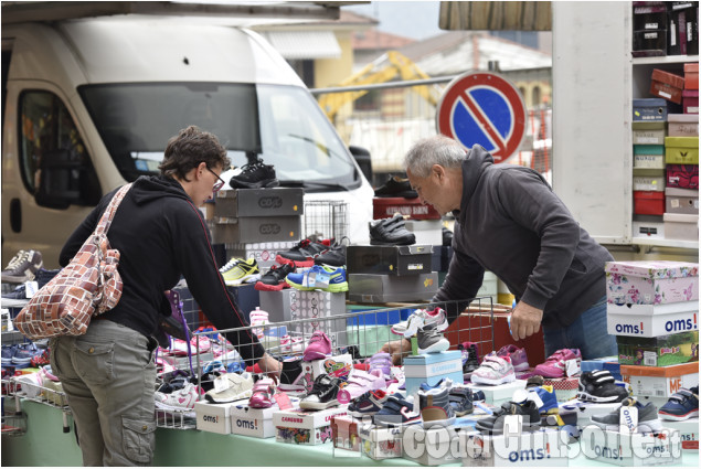 Mercato di Luserna tra ruspe e furgoni