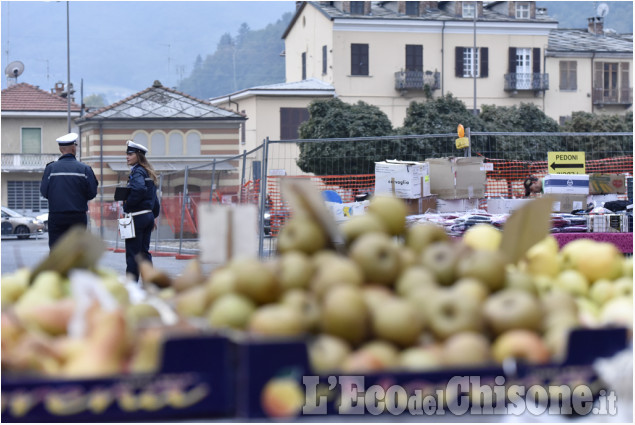 Mercato di Luserna tra ruspe e furgoni