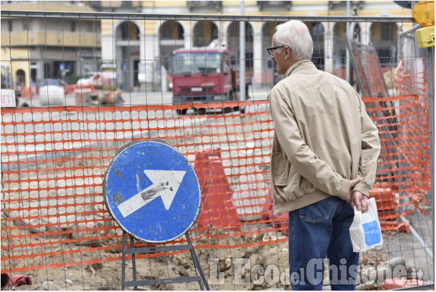 Mercato di Luserna tra ruspe e furgoni