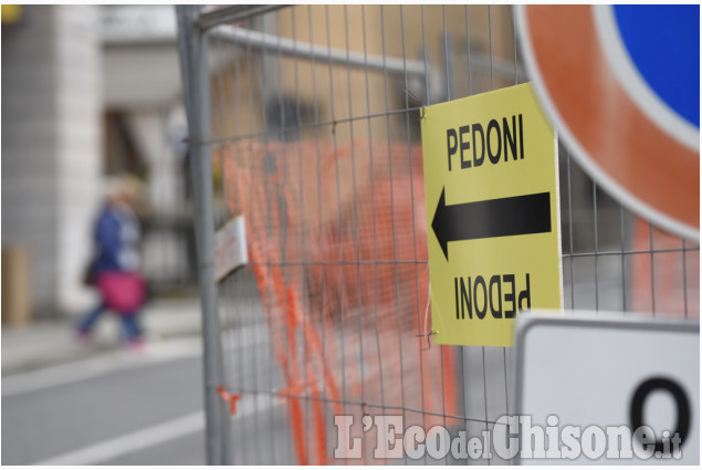 Mercato di Luserna tra ruspe e furgoni