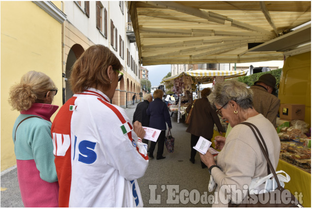 Mercato di Luserna tra ruspe e furgoni