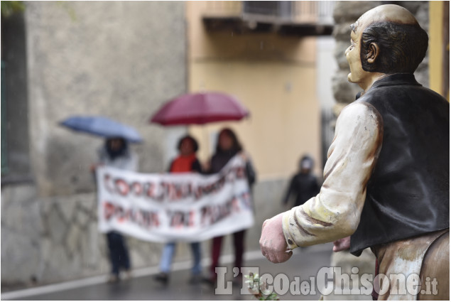 Donne in Val Pellice: cortei contro la violenza a Bobbio, Villar e Torre