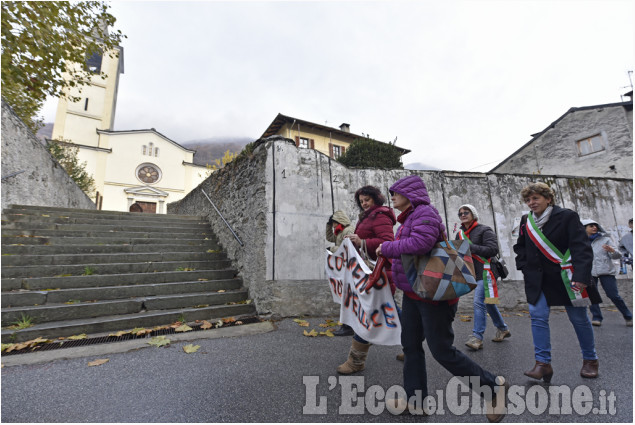 Donne in Val Pellice: cortei contro la violenza a Bobbio, Villar e Torre